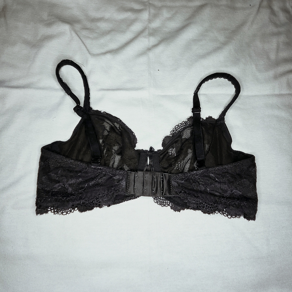 Victoria's Secret Elegant Black Flattering Design Lace Bra - Picture 3 of 7